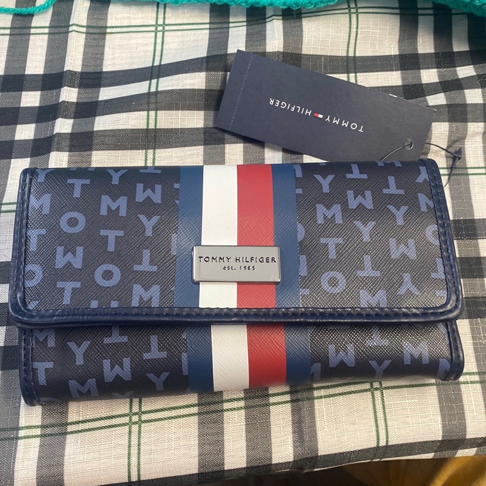 NWT Tommy Hilfiger wallet